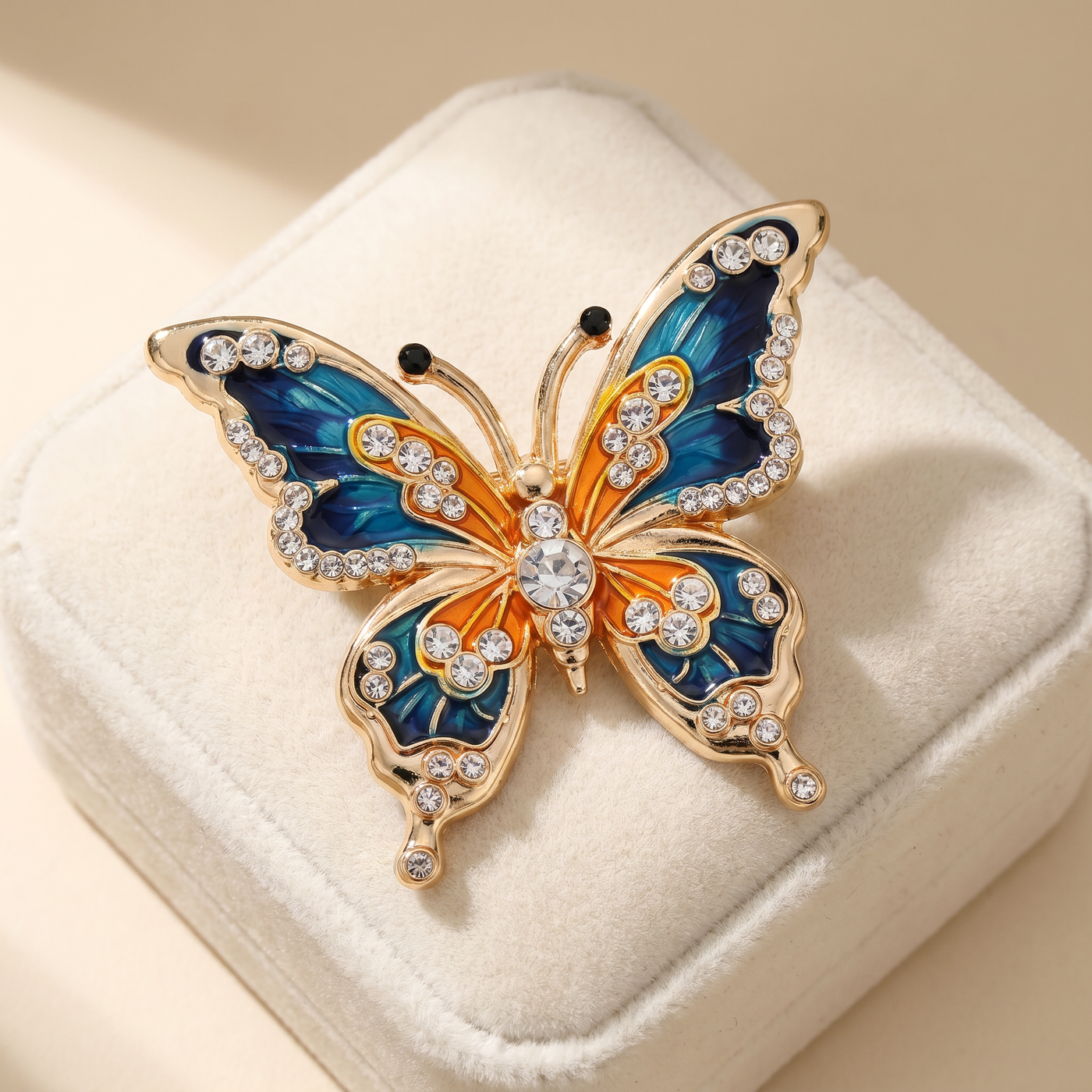 Broche Papillon en émail, bijou vintage Alyvoa présentée sur un coussin · Bleu