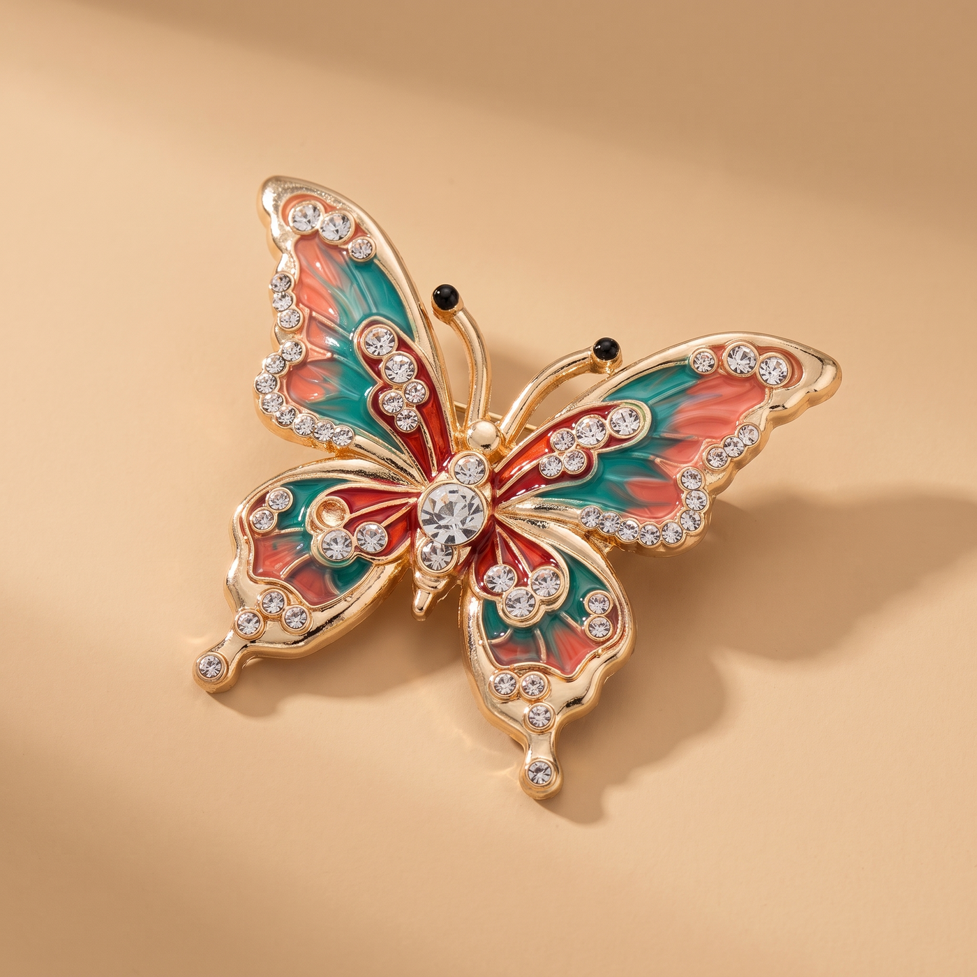 Broche Papillon en émail, bijou vintage Alyvoa portée sur un revers · Vert