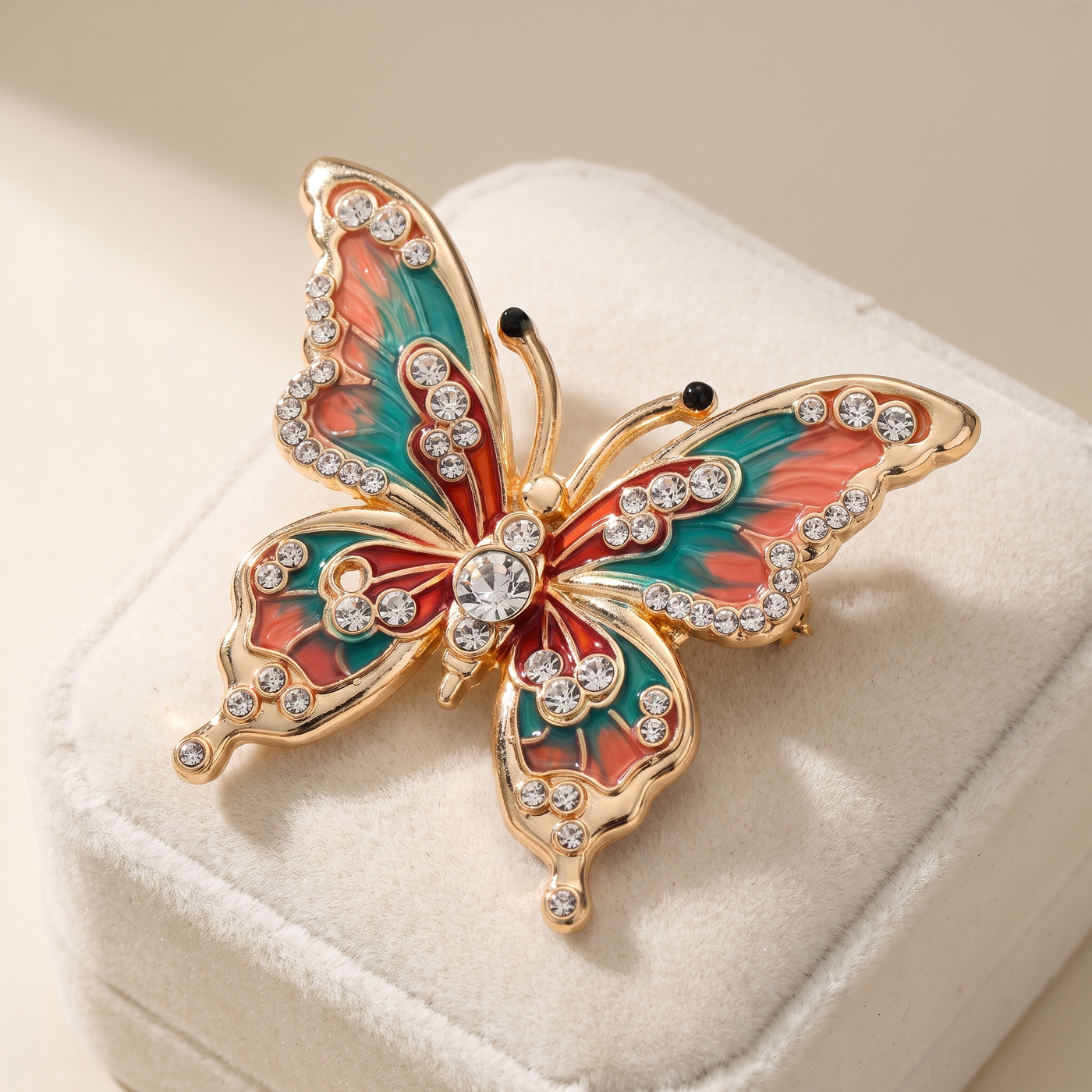 Broche Papillon en émail, bijou vintage Alyvoa vue en gros plan · Vert