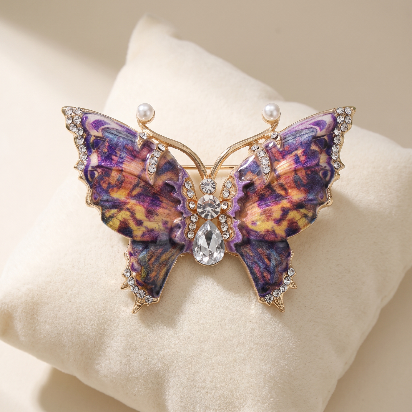 Broche Papillon en émail, bijou vintage Alyvoa tenue à la main · Violet