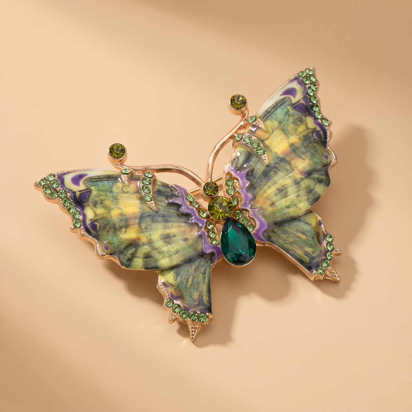 Broche Papillon en émail, bijou vintage Alyvoa portée sur un revers · Vert