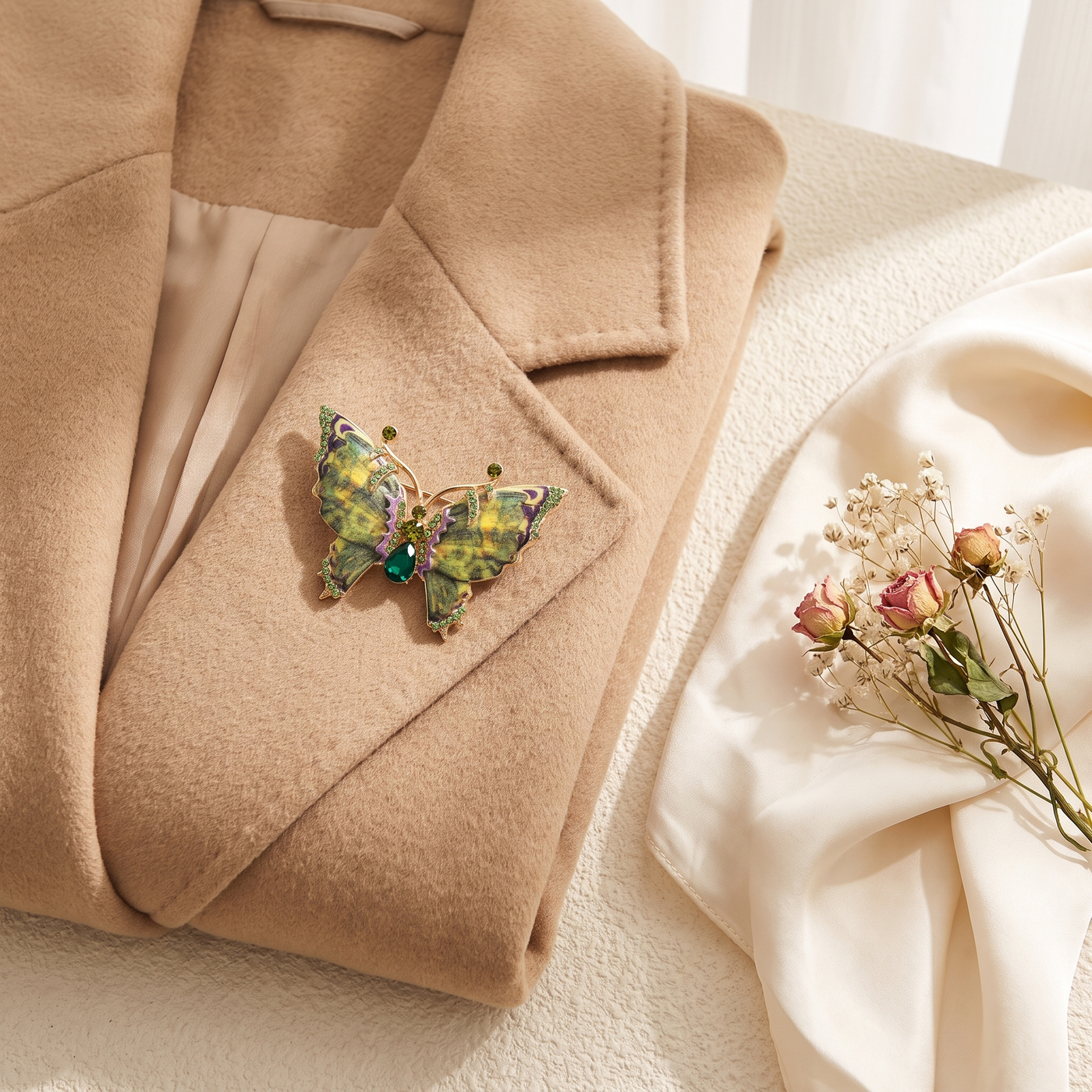 Broche Papillon en émail, bijou vintage Alyvoa vue en gros plan · Vert