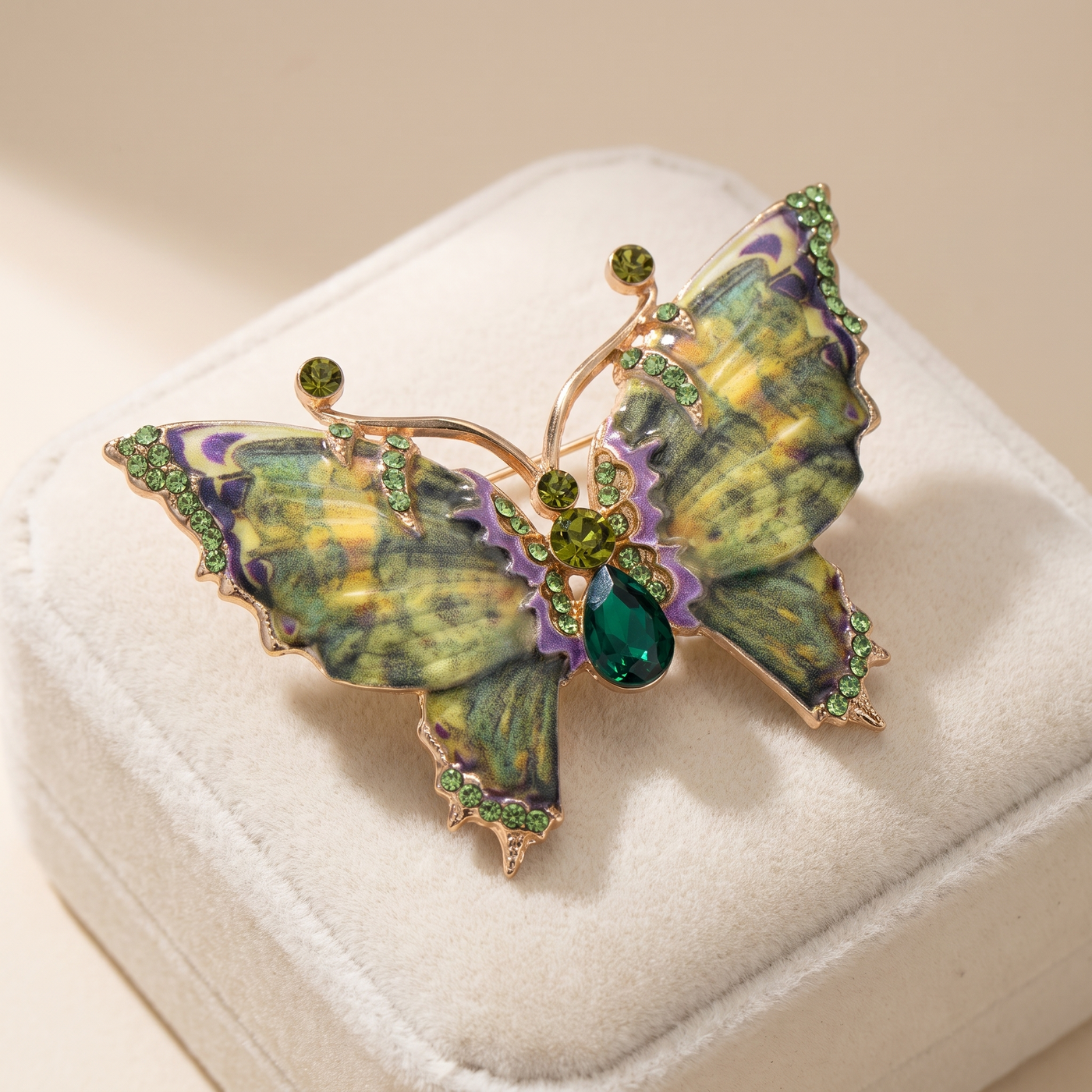 Broche Papillon en émail, bijou vintage Alyvoa en situation · Vert