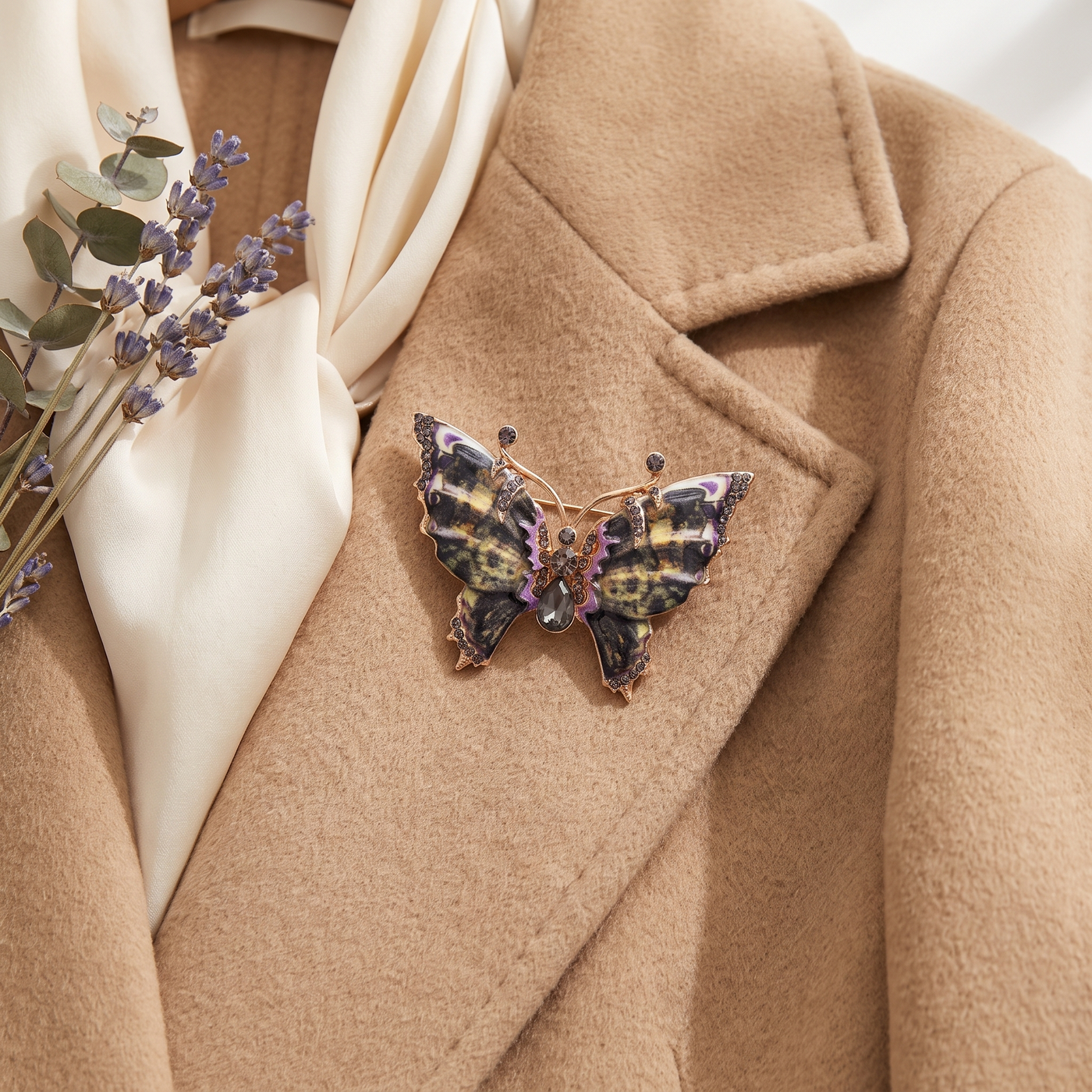 Broche Papillon en émail, bijou vintage Alyvoa · Gris