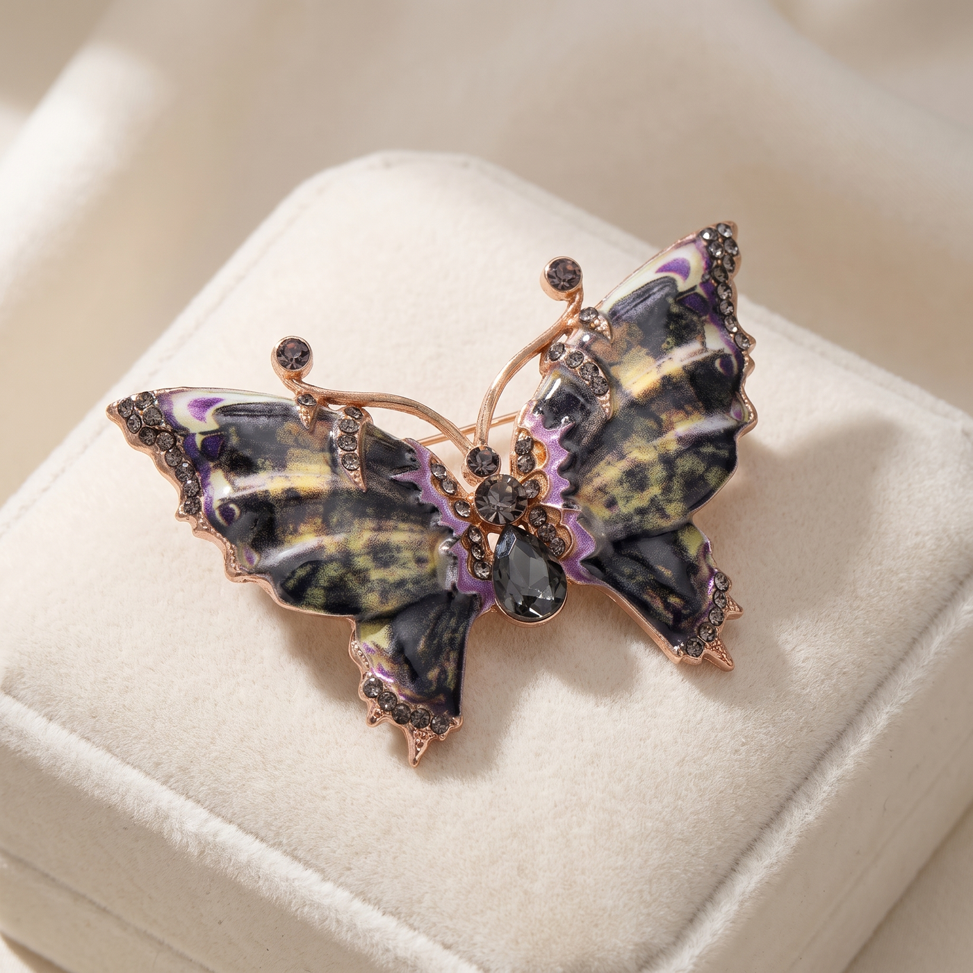 Broche Papillon en émail, bijou vintage Alyvoa présentée sur un coussin · Gris