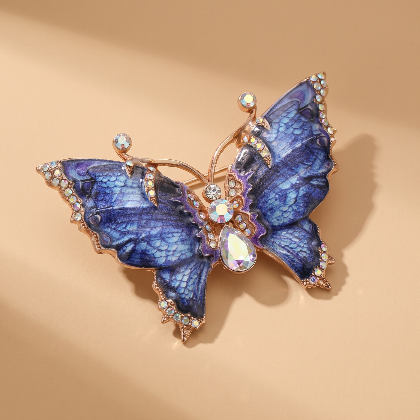 Broche Papillon en émail, bijou vintage Alyvoa en situation · Bleu