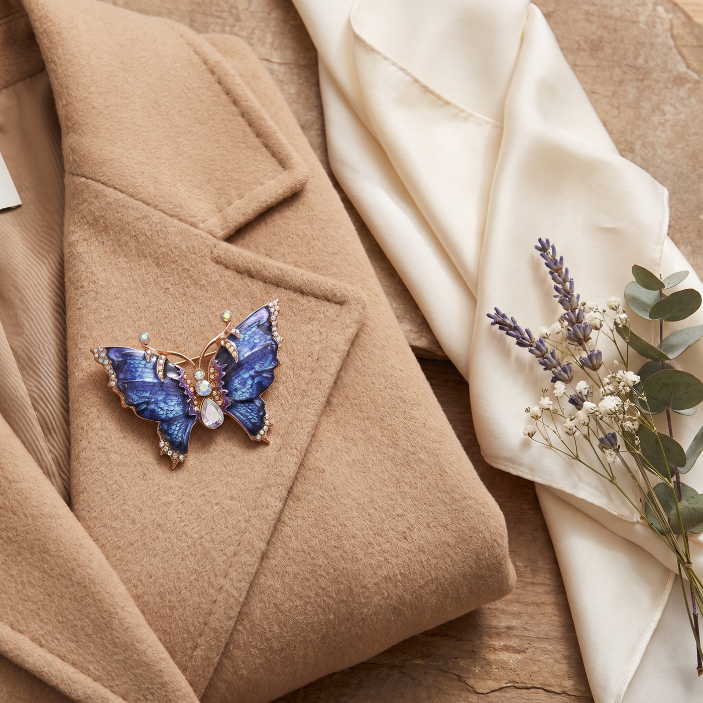 Broche Papillon en émail, bijou vintage Alyvoa portée sur un revers · Bleu