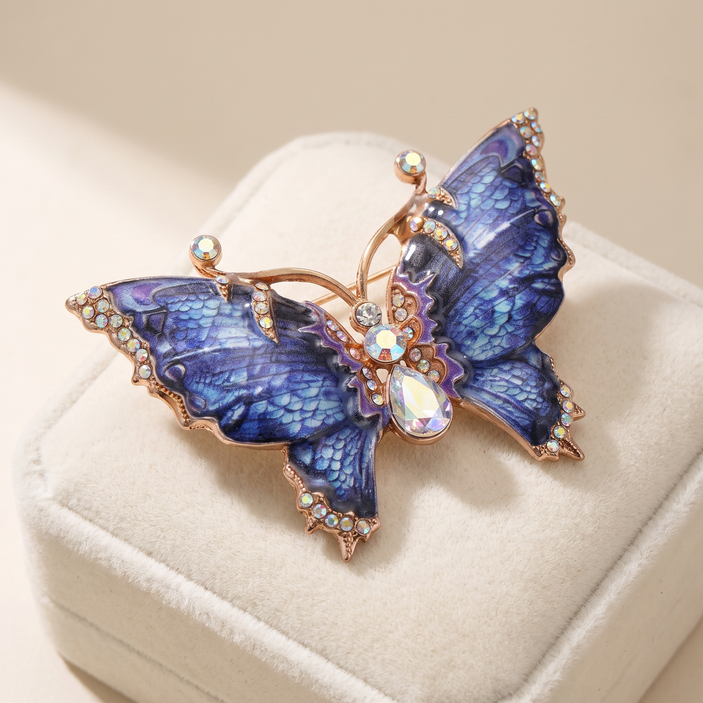 Broche Papillon en émail, bijou vintage Alyvoa vue en gros plan · Bleu